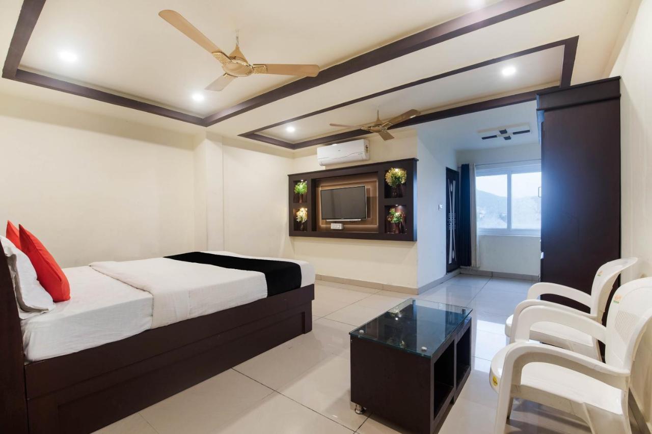 Capital O Alfa Hotel Vijayawāda Buitenkant foto