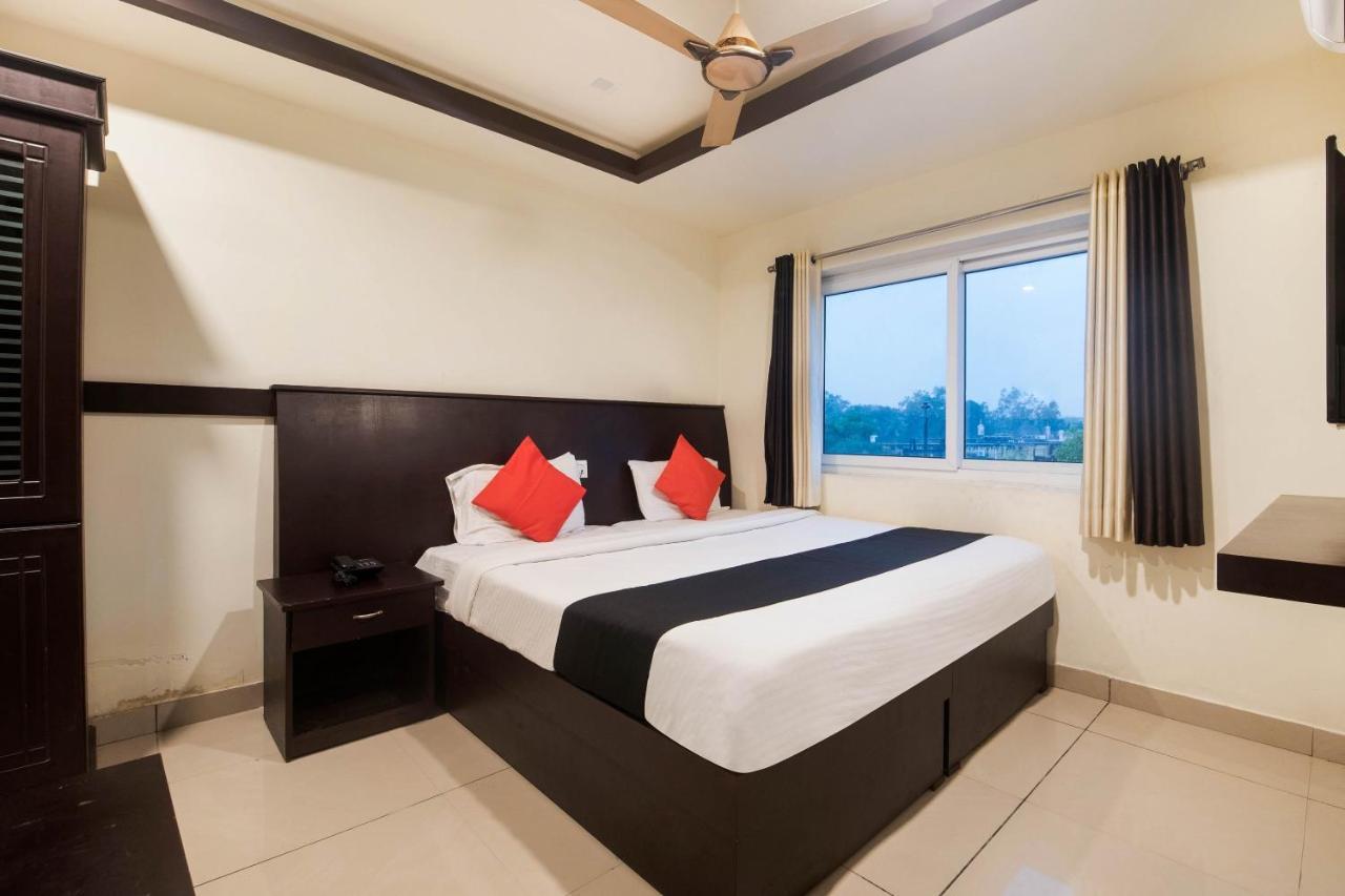 Capital O Alfa Hotel Vijayawāda Buitenkant foto